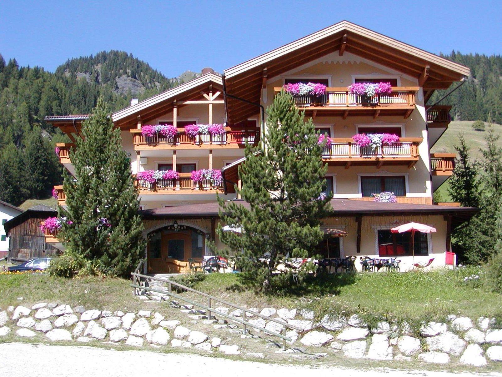 Hotel Dolomites Inn Canazei Eksteriør bilde